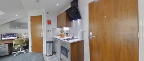 Refrigerador, microondas, parrilla de estufa y tetera eléctrica