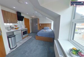 1 bedroom, desk, free WiFi, bed sheets - Victoria House - Queen Studio by CovStays (Coventry)