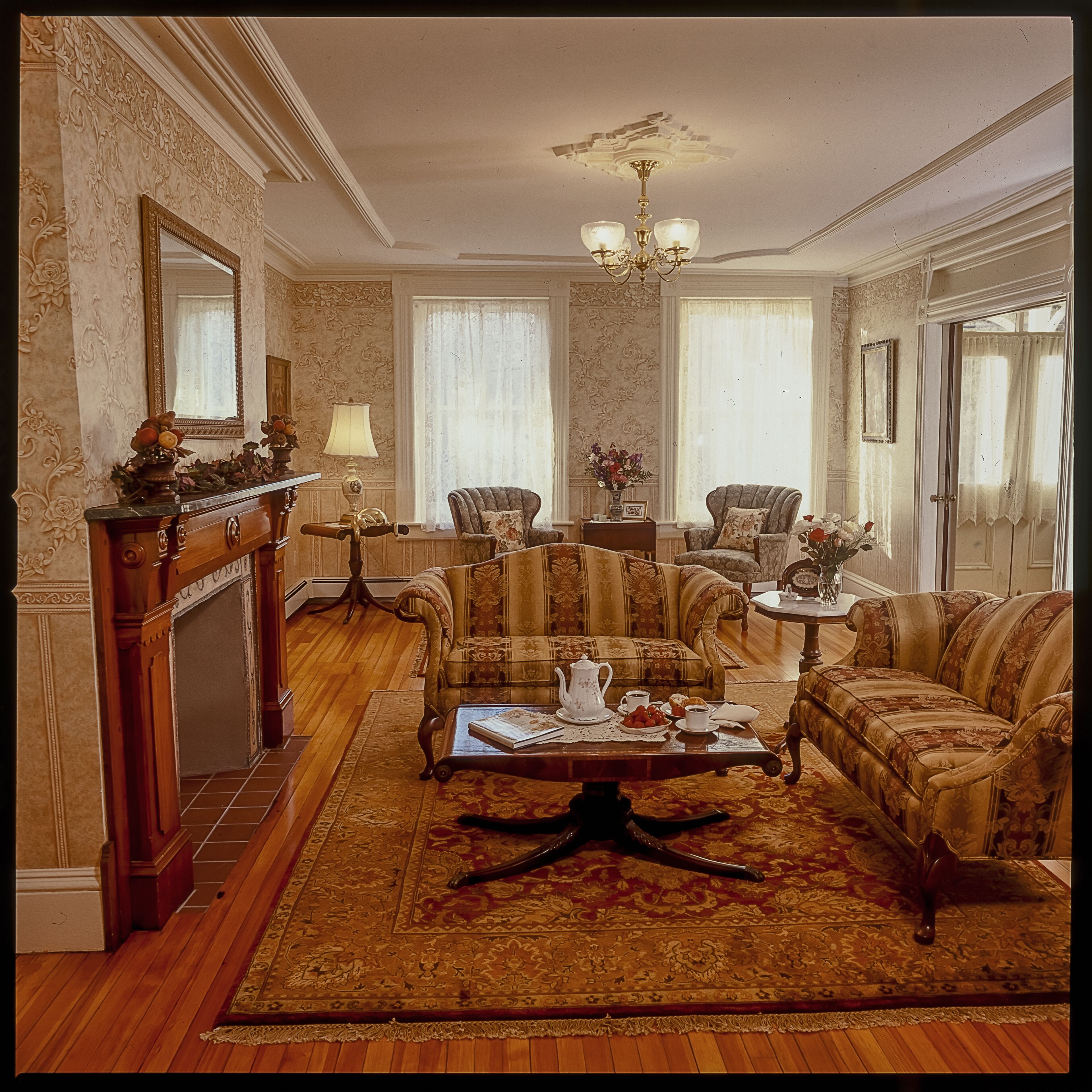 THANKSGIVING @ THE SHEELEY HOUSE circa 1830. 14+ gsts. 6bdr 4.5 Bath 