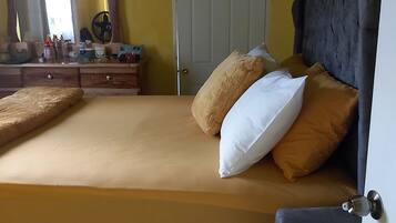 2 makuuhuonetta, silitysrauta/-lauta, ilmainen Wi-Fi, vuodevaatteet