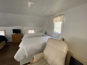 2 bedrooms, iron/ironing board, travel crib, free WiFi - Cozy Cottage in Oakwood Resort (Syracuse)
