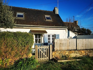 Exterior - T'y Nima fisherman's cottage with walled garden (TREGASTEL)