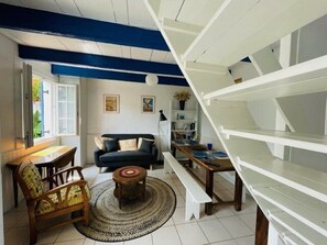 TV, fireplace - T'y Nima fisherman's cottage with walled garden (TREGASTEL)