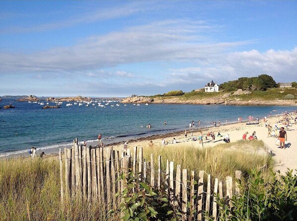 Beach - T'y Nima fisherman's cottage with walled garden (TREGASTEL)