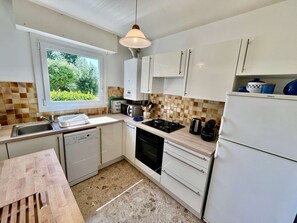 Kühlschrank, Mikrowelle, Ofen, Geschirrspüler