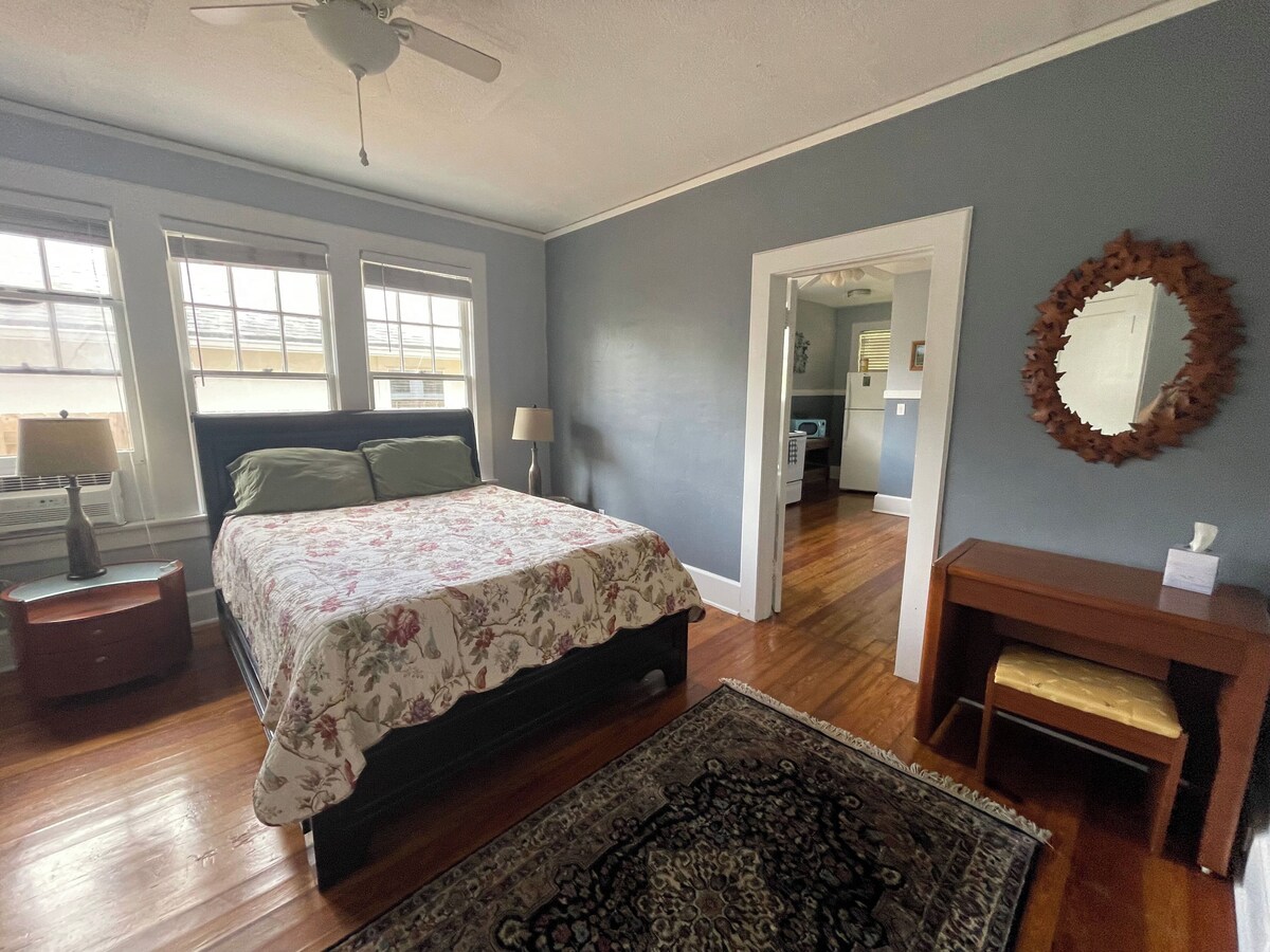 Roomy Murray Hill Couples Retreat