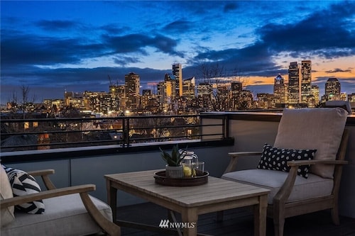 Modern 3BR/3BA Townhome - Charming Capitol Hill location