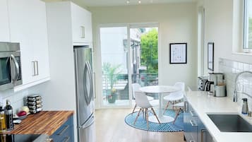 Coffee/tea maker, fridge, microwave, oven
