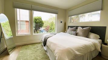 3 bedrooms, desk, iron/ironing board, free WiFi