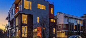 Modern 3BR/3BA Townhome - Charming Capitol Hill location