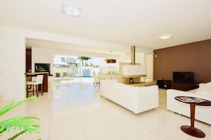 Smart TV - Jurerê Internacional - Mansion 200m from the beach. (Florianópolis)