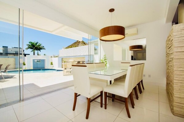 Outdoor dining - Jurerê Internacional - Mansion 200m from the beach. (Florianópolis)