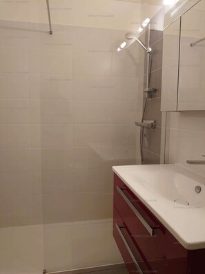 Shower, hair dryer - 3PA45 - Apartment with swimming pool (COLLIOURE)