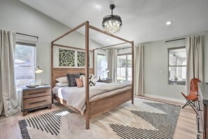 4 habitaciones, escritorio, tabla de planchar con plancha y internet