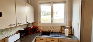 Frigorífico, microondas, horno y placa de cocina