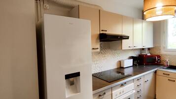 Réfrigérateur, micro-ondes, four, plaque de cuisson