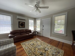 智能电视、书、电脑显示器