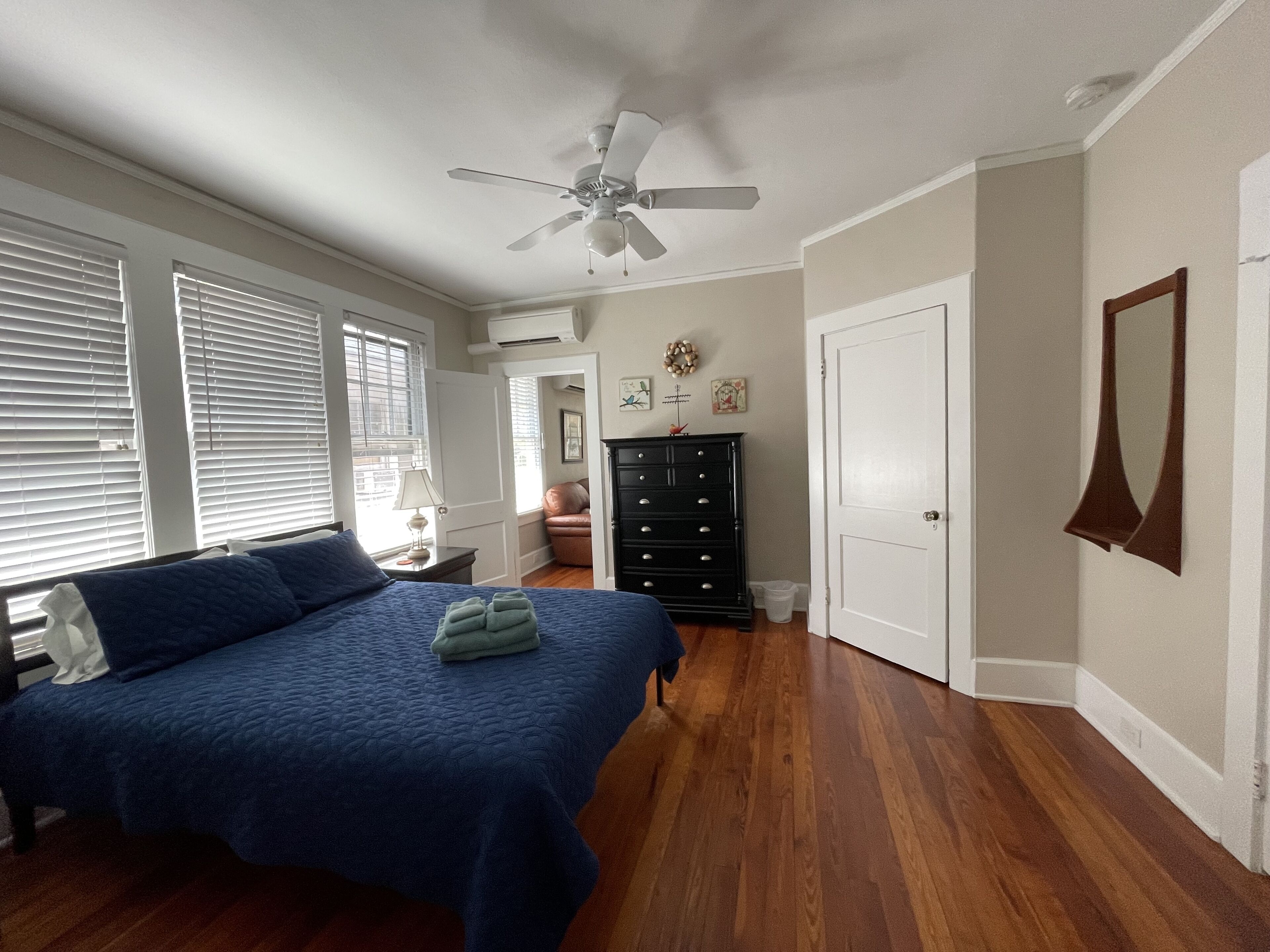 1 室のベッドルーム、デスク、アイロン / アイロン台、WiFi (無料)