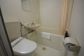 ห้องทราดิชันนัลสำหรับสี่ท่าน | ห้องน้ำ | ฝักบัวในอ่างอาบน้ำ, ไดร์เป่าผม, ผ้าเช็ดตัว, ยาสระผม