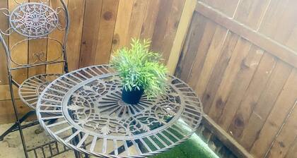 Serene Urban Retreat with indoor fireplace, walk to foodie heaven & more!