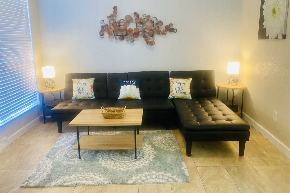 Serene Urban Retreat with indoor fireplace, walk to foodie heaven & more!