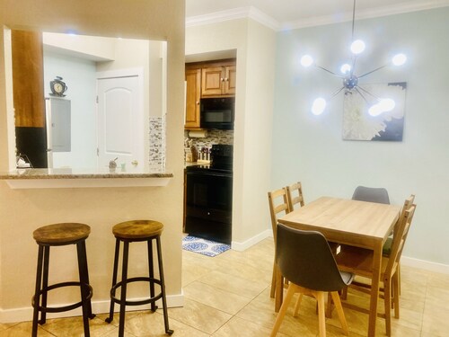 Serene Urban Retreat with indoor fireplace, walk to foodie heaven & more!