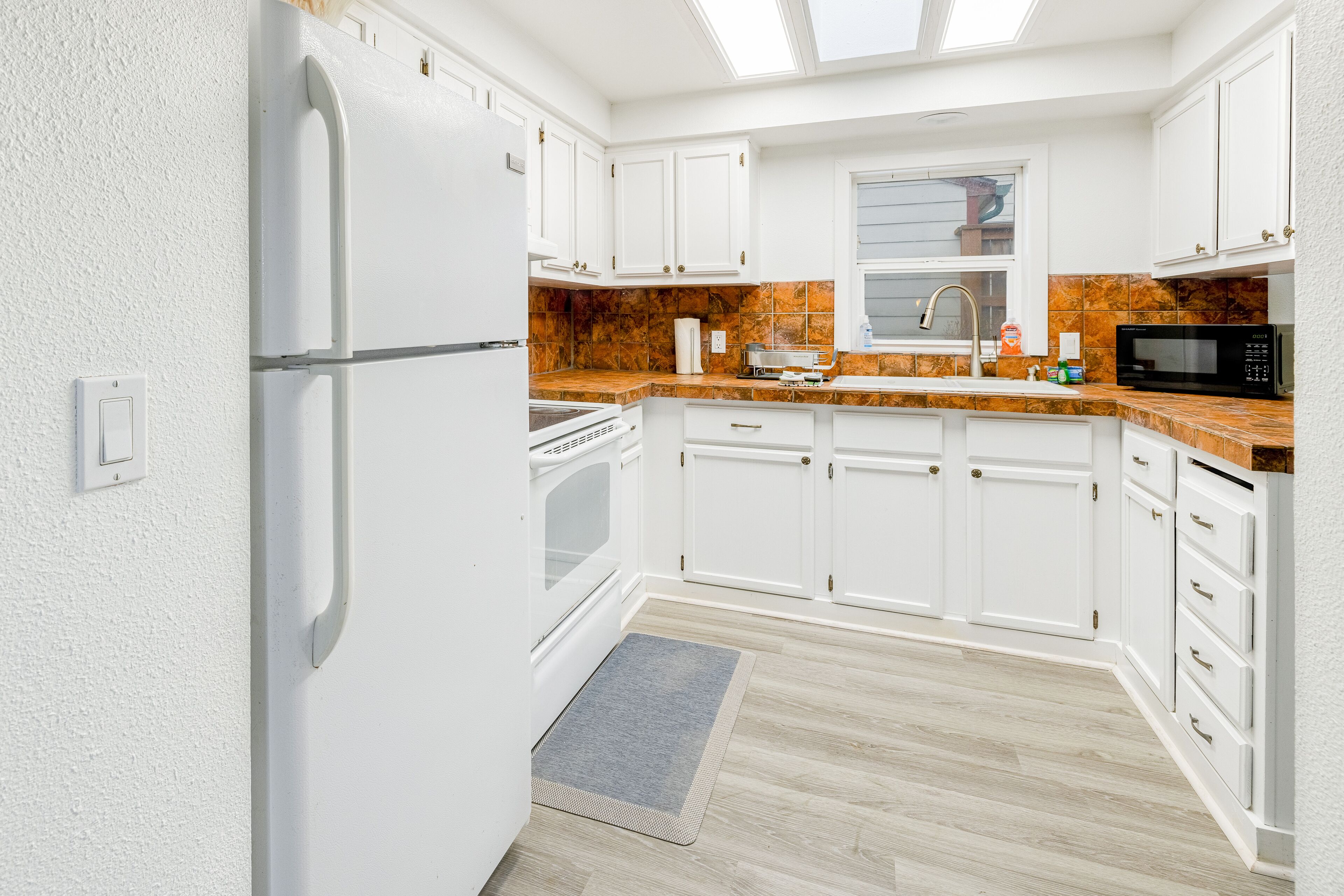 Ocean-view home with pool table & fast WiFi - steps to beach, shops & eateries