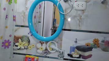 Chuveiro, toalhas de banho, sabonete, shampoo