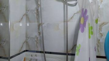 Dusche, Handtücher, Seife, Shampoo