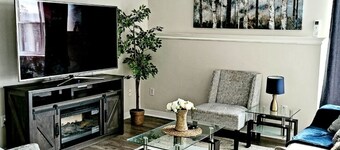 Cozy 2 bedroom home with private driveway