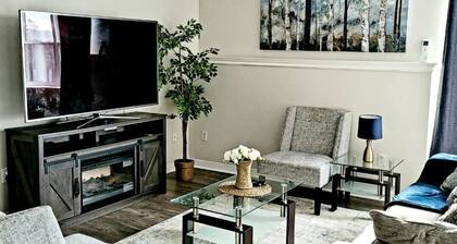 Cozy 2 bedroom home with private driveway