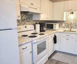 Jääkaappi, mikroaaltouuni, uuni, kahvin-/teenkeitin