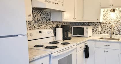 Cozy 2 bedroom home with private driveway