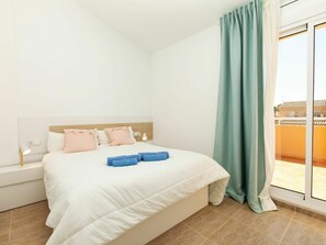 3 habitaciones, tabla de planchar con plancha y cuna de viaje 