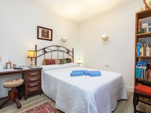 3 bedrooms, travel crib, WiFi (free)
