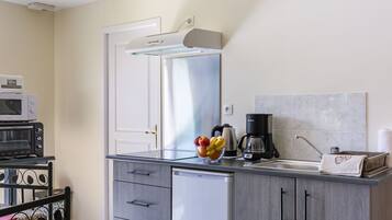 Micro-ondes, four, grille-pain