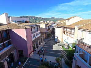 Un carrer estret amb edificis a ambdós costats, amb balcons i una zona per a vianants al centre.