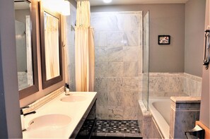 Combined shower/tub, towels, soap, shampoo - LICENSED!! 3 Bedroom Family Home in Lower Mission (Kelowna)