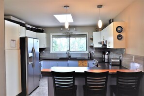 Køleskab, mikrobølgeovn, ovn, kogeplade