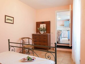 2 chambres, fer et planche à repasser, lit de bébé portatif