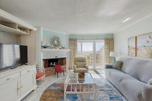TV, stereo - Oceanfront condo with spectacular ocean view, beach access & deck (North Myrtle Beach)