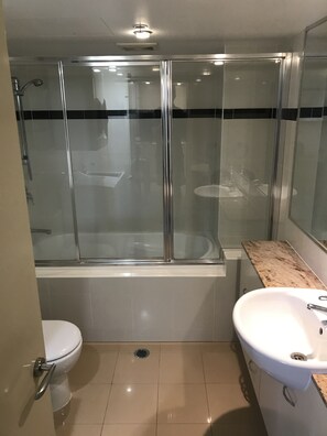 Bañera con ducha, secador de pelo, toallas, jab ón