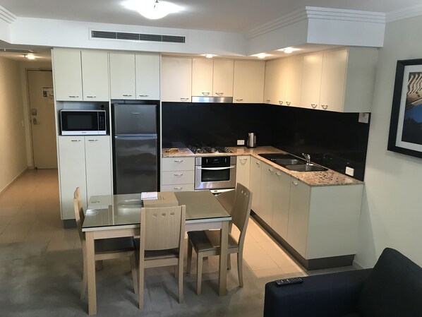 Refrigerador, microondas, horno, placa de cocina