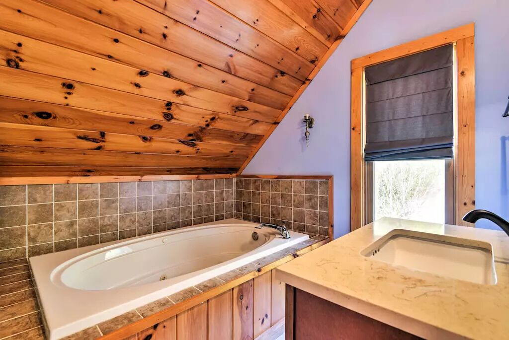 BEAUTIFUL ESCAPE | New Tazewell | LAKE+VIEWS