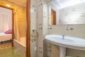 Duschwanne, Haartrockner, Bidet, Handtücher