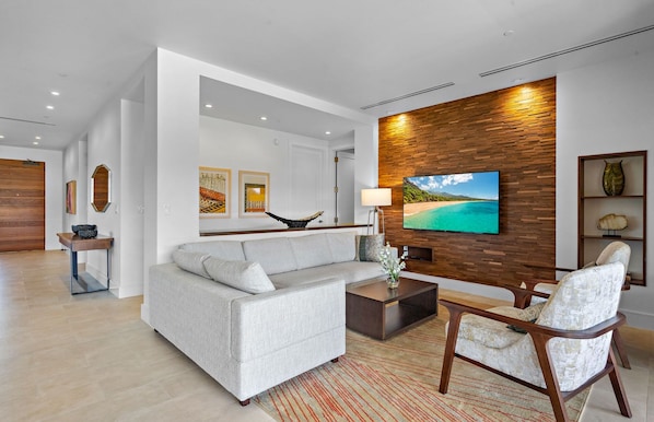 Televisión, chimenea y estéreo 