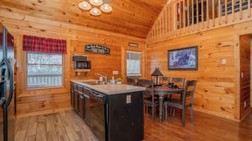 Kylskåp, mikrovågsugn, ugn och spishäll