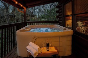 Outdoor spa tub - Smoky Mountains Cabin w/ Hot Tub + Arcade – Pigeon Forge Area! (Sevierville)