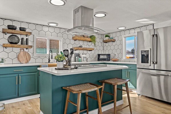 Jääkaappi, mikroaaltouuni, uuni, liesi