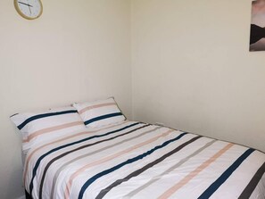 3 slaapkamers, een strijkplank/strijkijzer, wifi, beddengoed